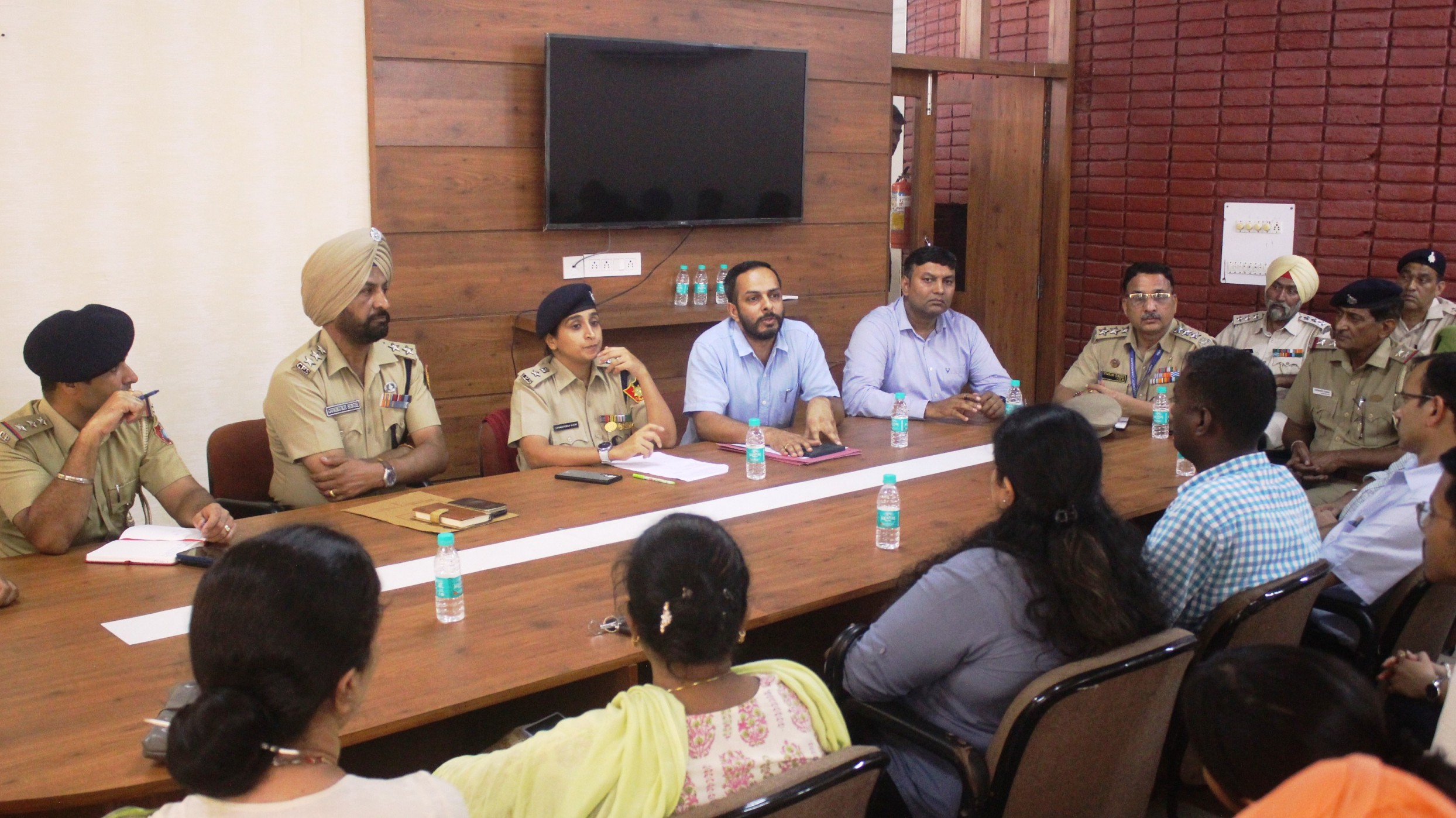 पीयू कैंपस में विभिन्न छात्र संगठनों के प्रतिनिधियों के साथ डीन स्टूडेंट वेलफेयर, यूनिवर्सिटी सिक्योरिटी चीफ, पीयू आदि की बैठक हुई।
